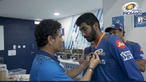 Sachin Tendulkar gives dressing room 'Player of the Match'' award to Jasprit Bumrah [Image- MI/Screengrab]