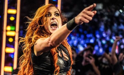 Becky Lynch arguing with a fan after her SmackDown dark match (credits: kimberlasskick)