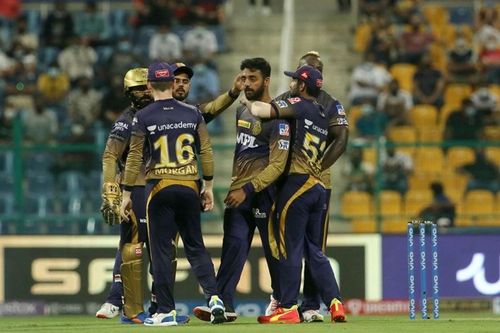 Varun Chakravarthy celebrates a wicket with KKR teammates. Pic: IPLT20.COM