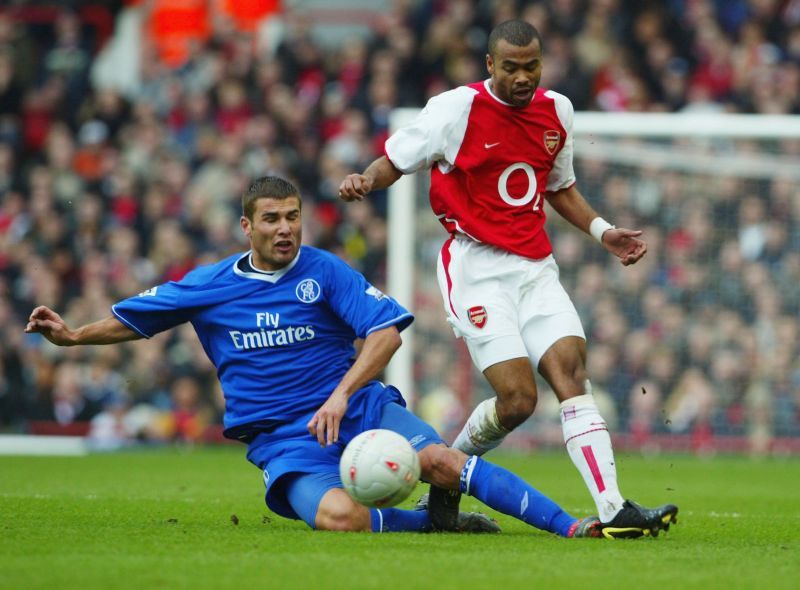 Adrid Mutu (L) in Arsenal v Chelsea