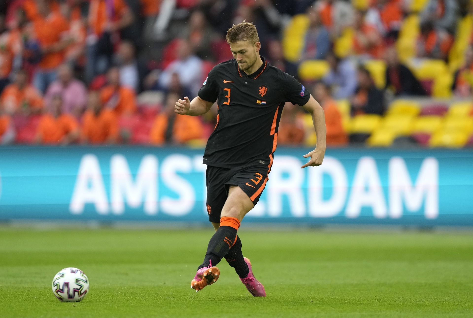 Matthijs de Ligt in action for the Netherlands.