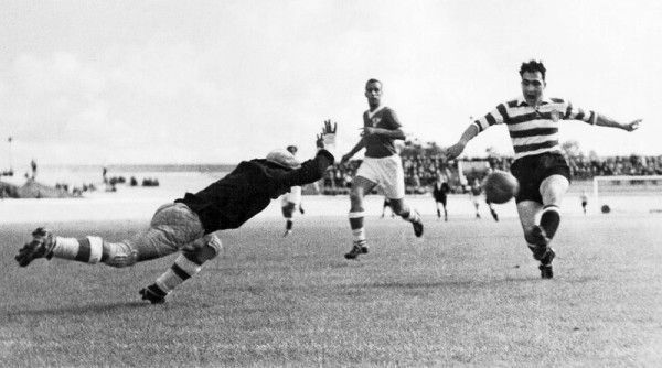 Fernando Peyroteo in action for Sporting.