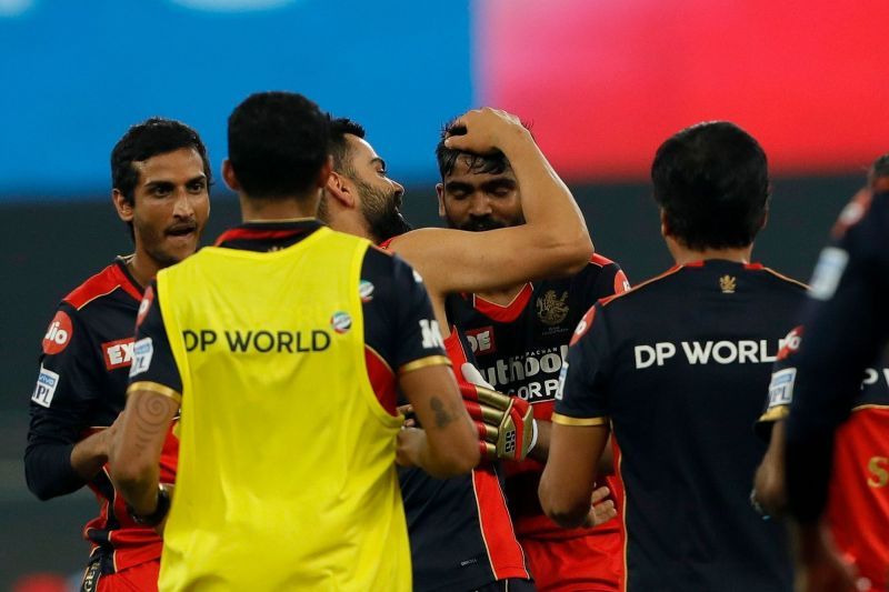 जीत के बाद श्रीकर भरत से मिलते विराट कोहली (Photo Credit - IPLT20)