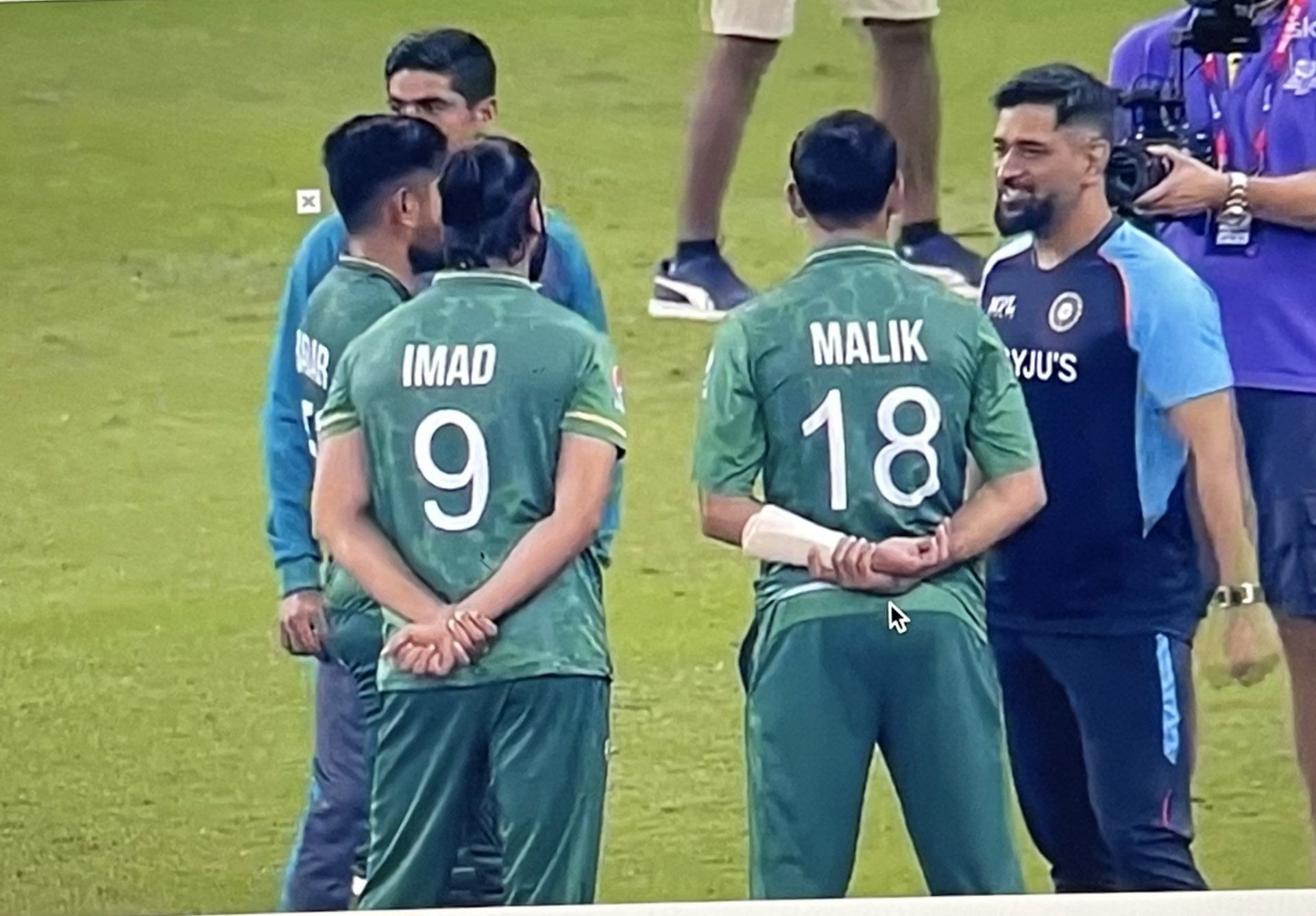 MS Dhoni sharing his wisdom with Pakistan cricketers [Image- Twitter]