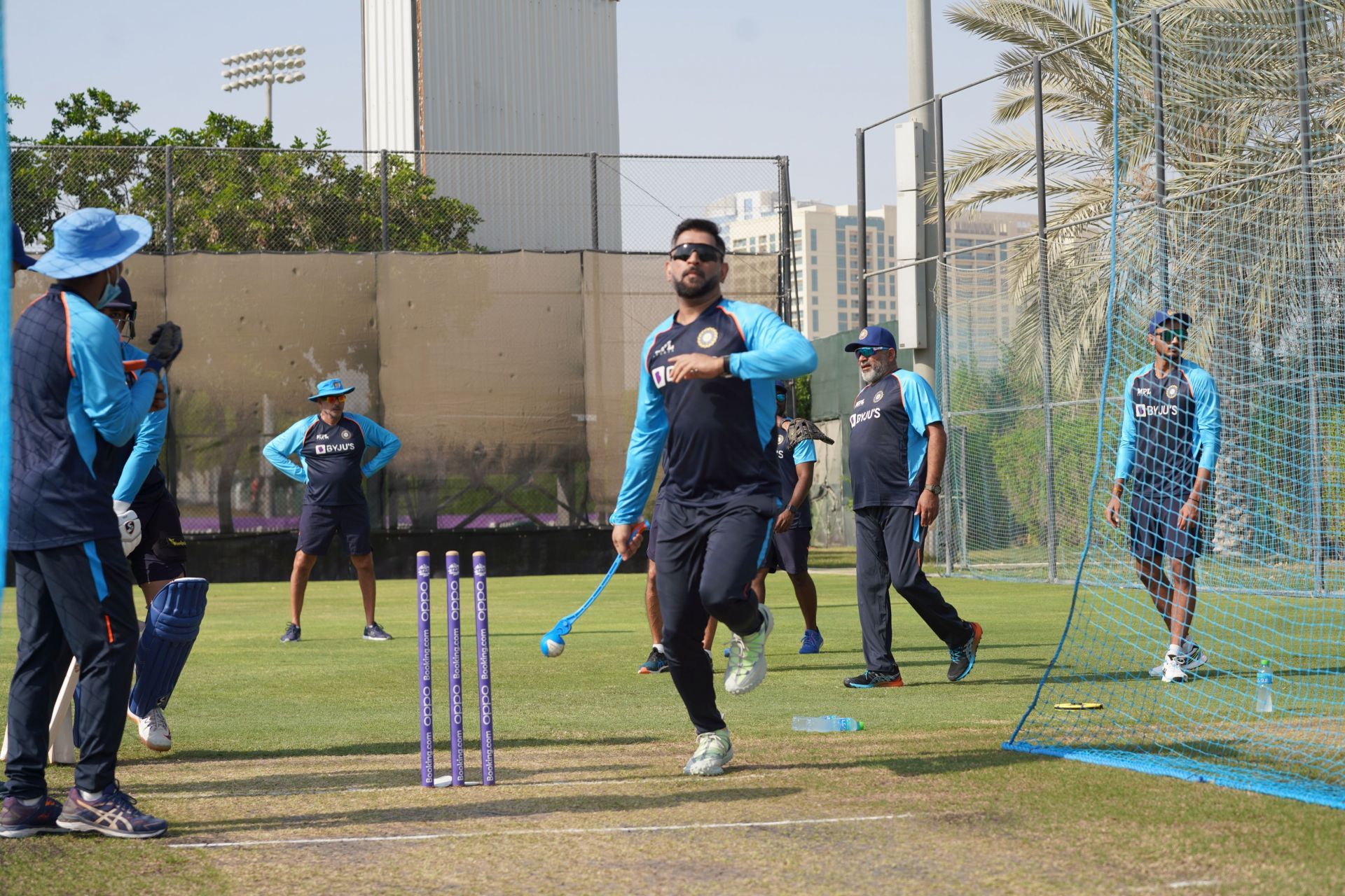 एम एस धोनी थ्रो डाउन करते हुए (Photo Credit - BCCI)