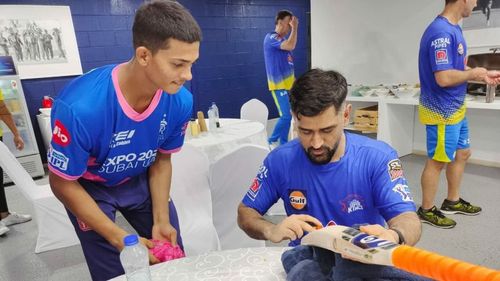 Yashasvi Jaiswal gets a signature of the legendary MS Dhoni on his bat [Image- IPLT20]