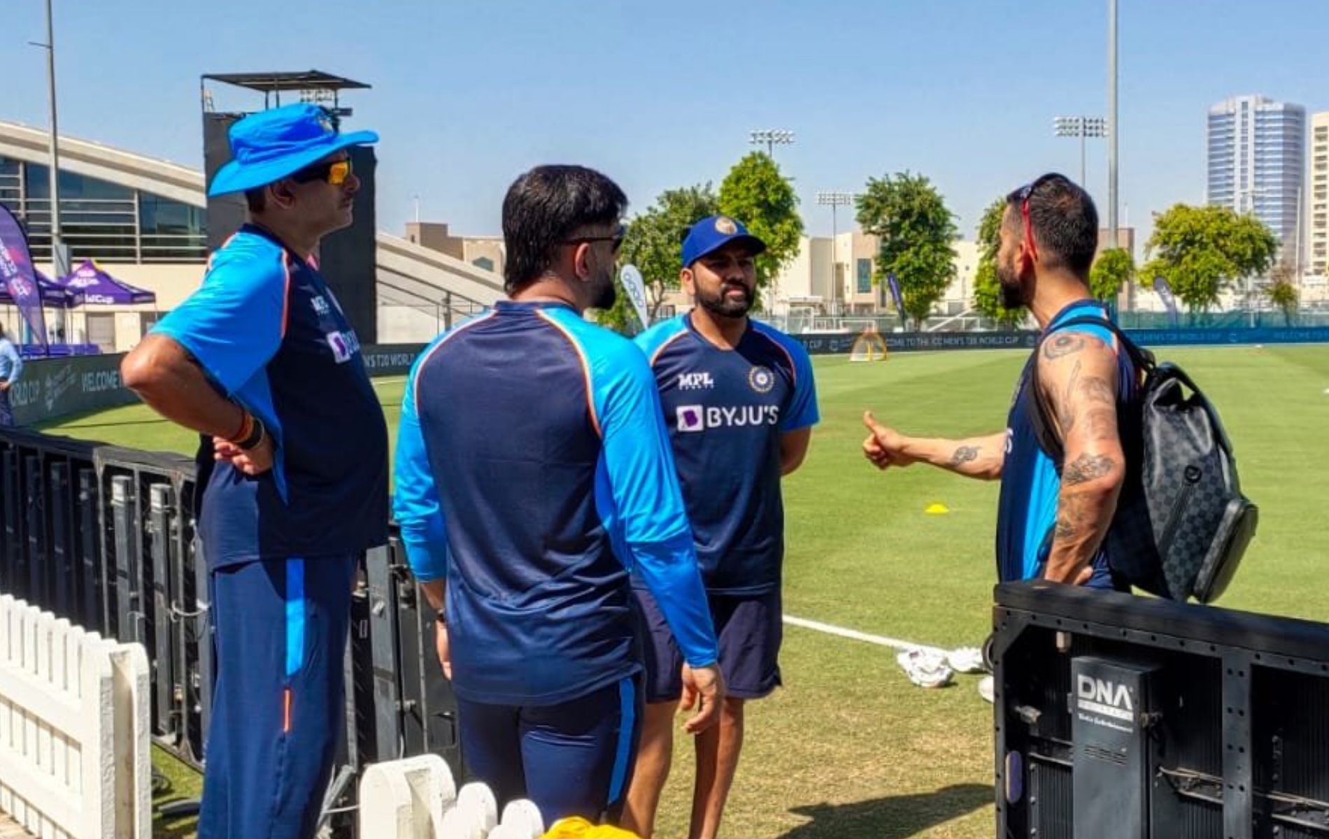 MS Dhoni chats with Ravi Shastri, Virat Kohli and Rohit Sharma.