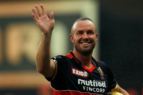 AB de Villiers waves to the crowd in UAE. (PC: IPLT20.com)