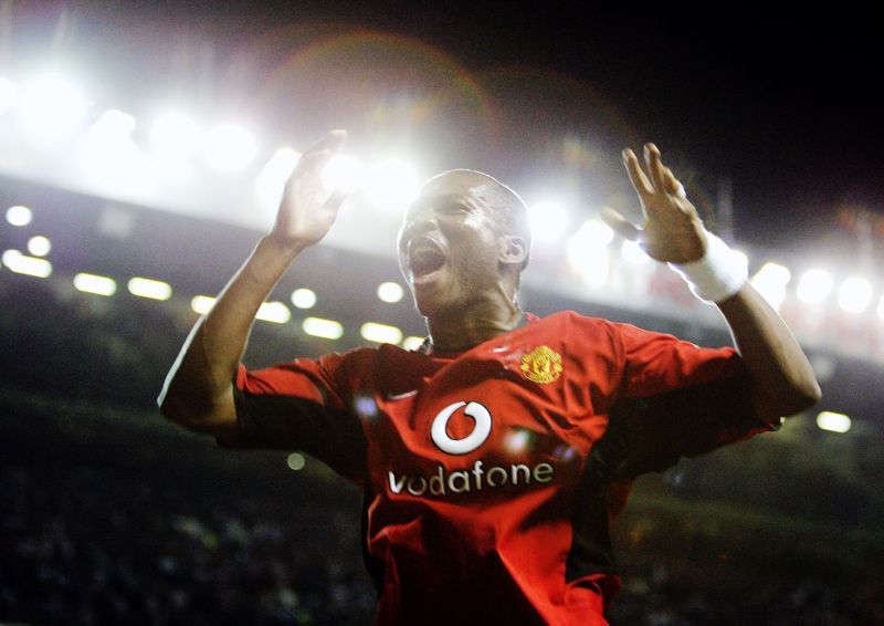 Eric Djemba Djemba of Manchester United celebrates scoring