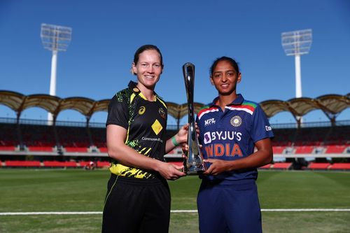 Meg Lanning (L) and Harmanpreet Kaur with the T20I series trophy