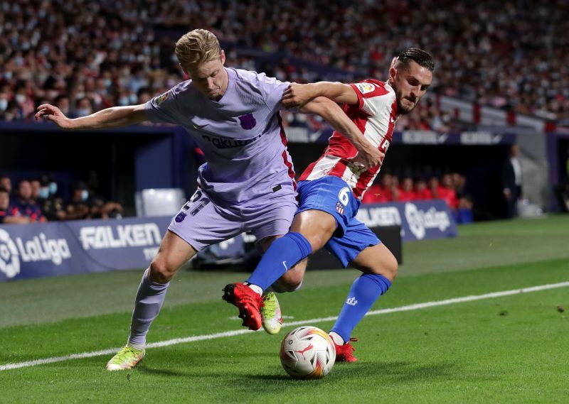 Atletico Madrid&#039;s Koke (right) fights for the ball against Barcelona&#039;s Frenkie de Jong.