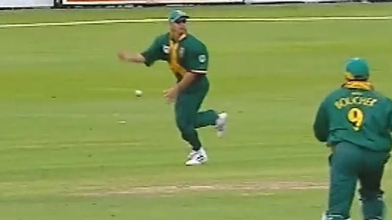 A screengrab of Herschelle Gibbs&rsquo; dropped catch.