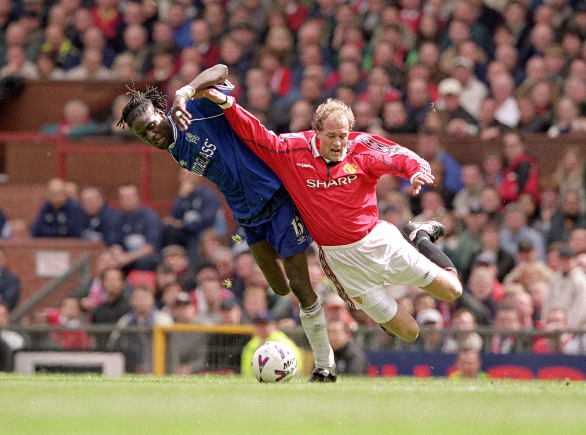 Mario Melchiot and Jordi Cruyff dwelling for the ball