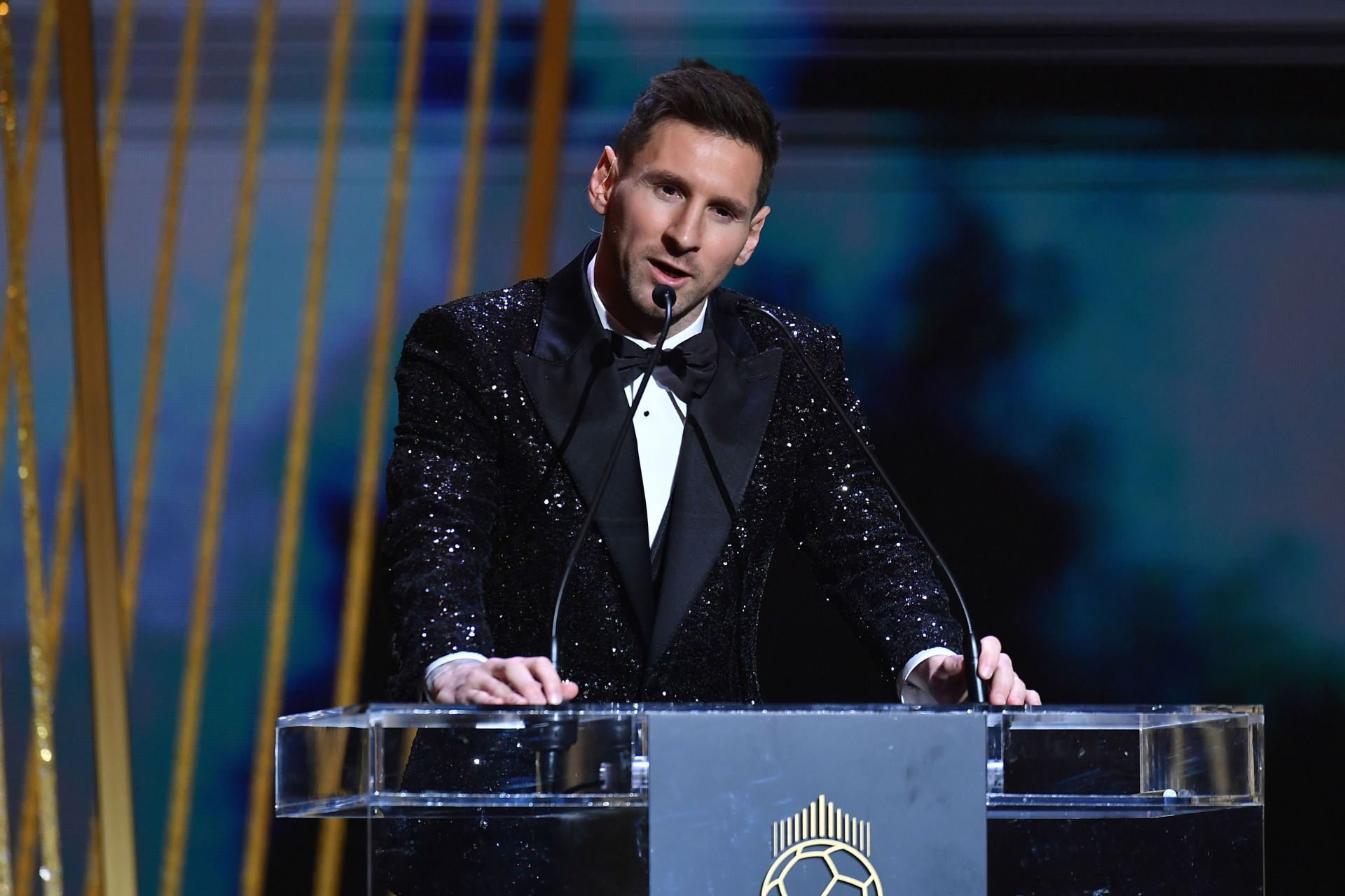 Lionel Messi giving a speech at the Ballon d'Or gala after beating Lewandowski to the prestigious accolade.