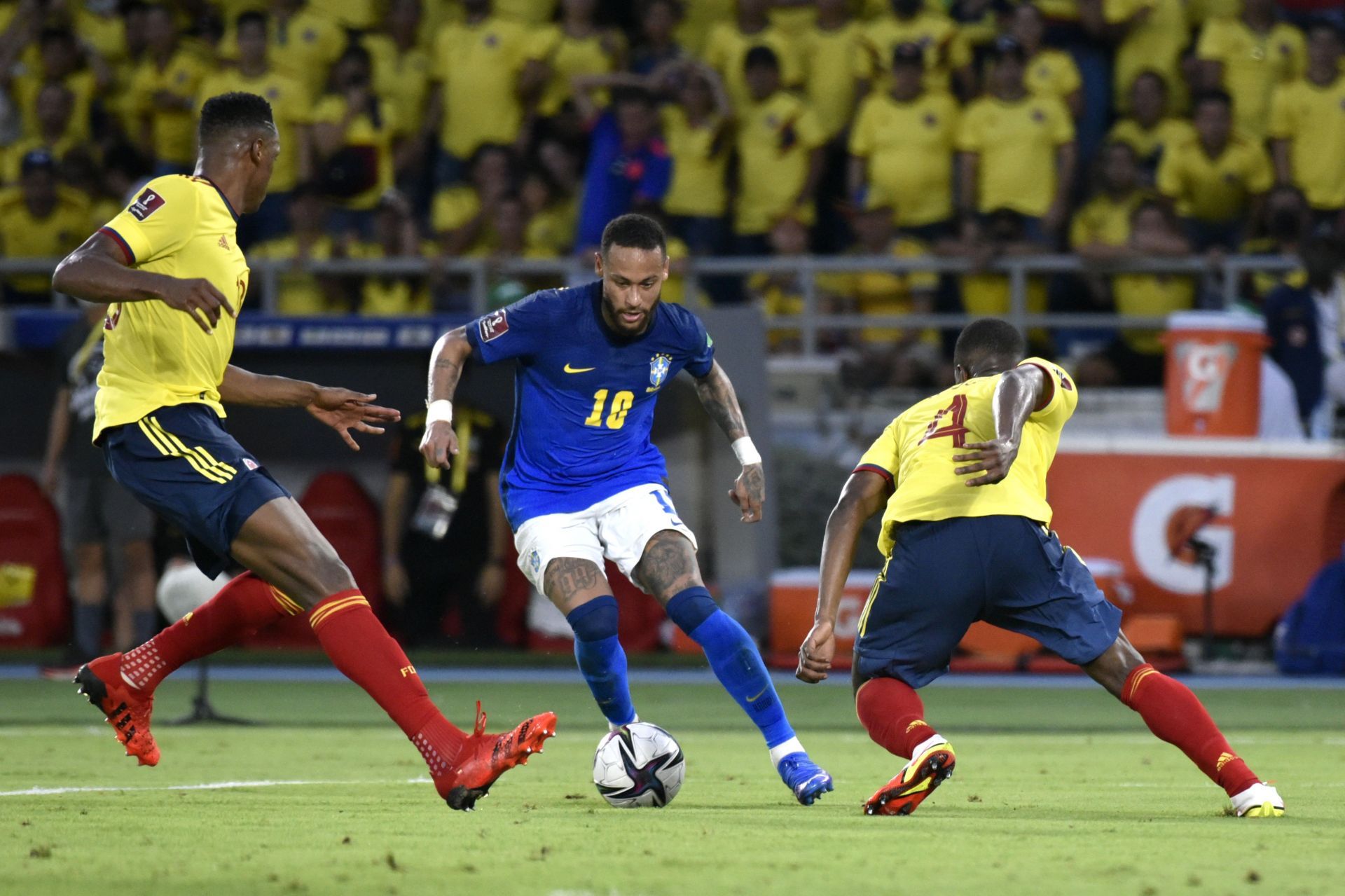 Neymar Jr. (centre) of Brazil fights for the ball with Yerry Mina and Carlos Cuesta of Colombia
