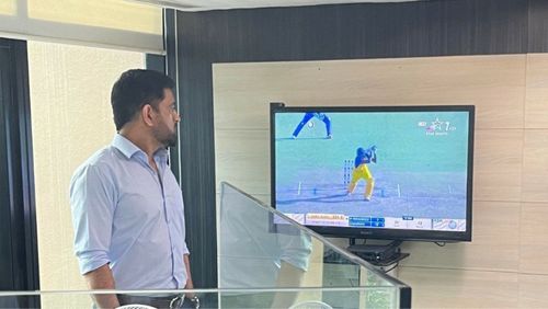 MS Dhoni watches Shahrukh Khan perform in Syed Mushtaq Ali 2021-22 final. (PC: CSK)