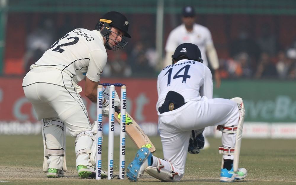 के एस भरत ने विल यंग का कैच पकड़ा (Photo Credit - BCCI)