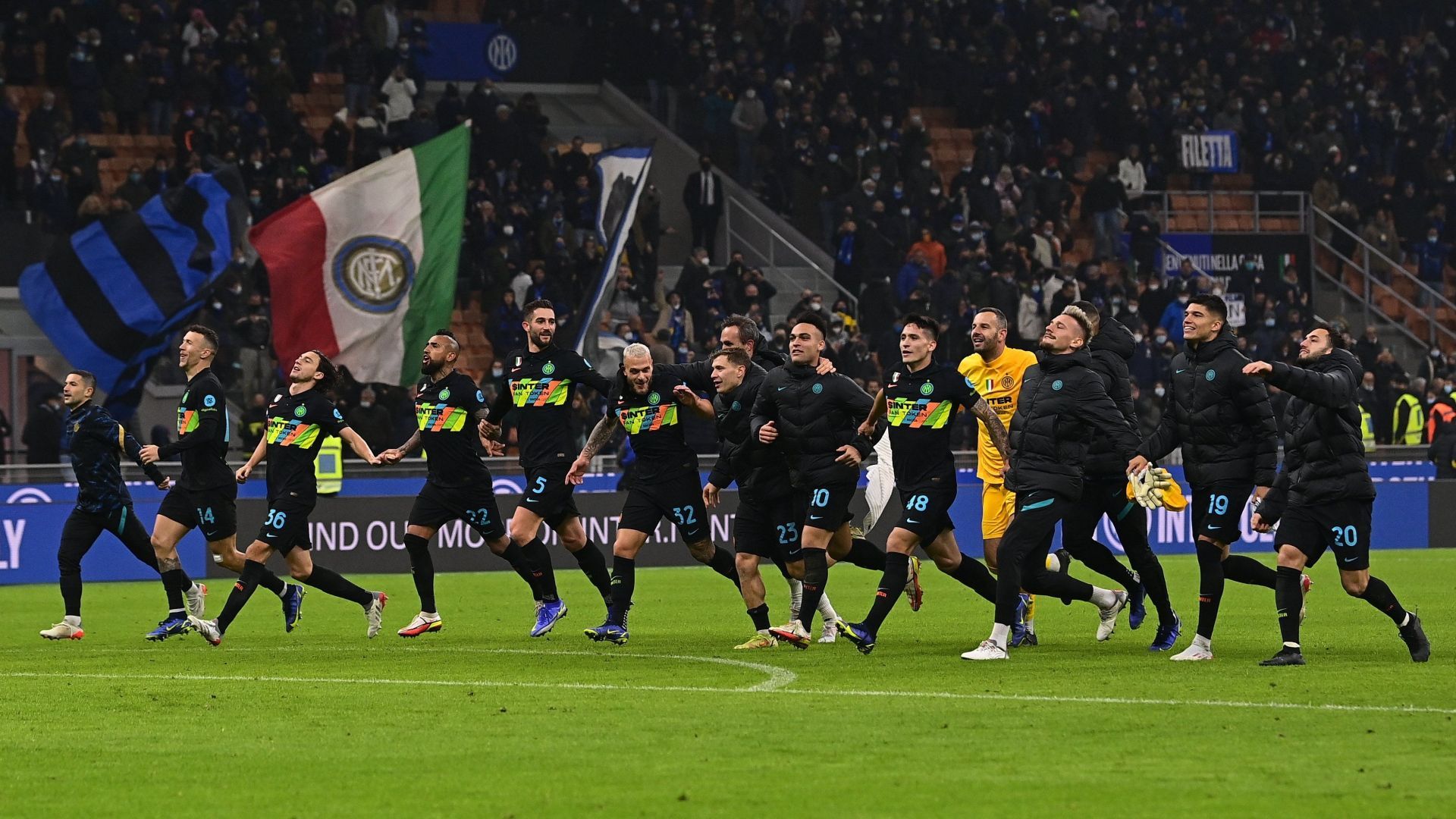 Inter Milan defeated Serie A leaders Napoli to end their unbeaten run.