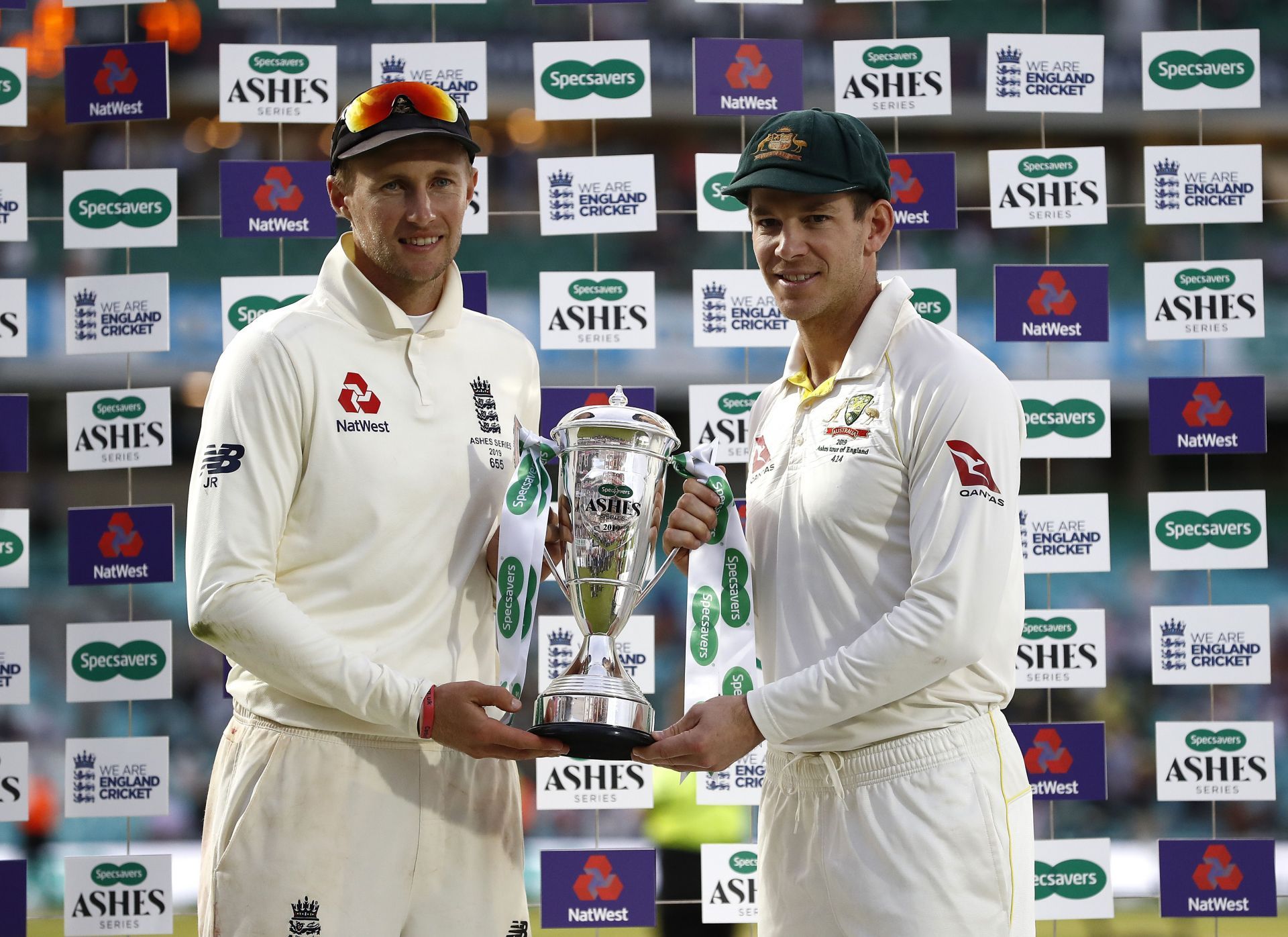 Joe Root (left) and Tim Paine. (Credits: Getty)