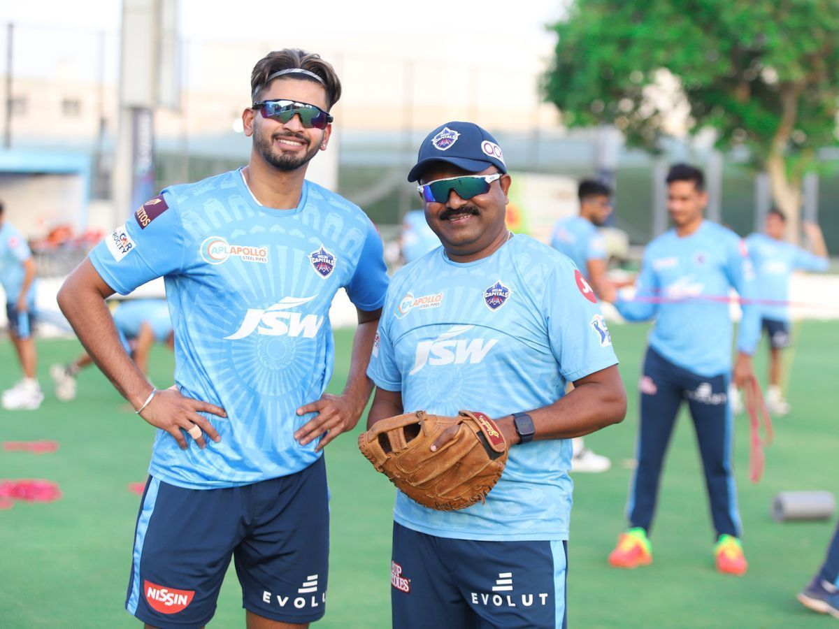 Shreyas Iyer with Pravin Amre during a DC training session [Credits: IPL]