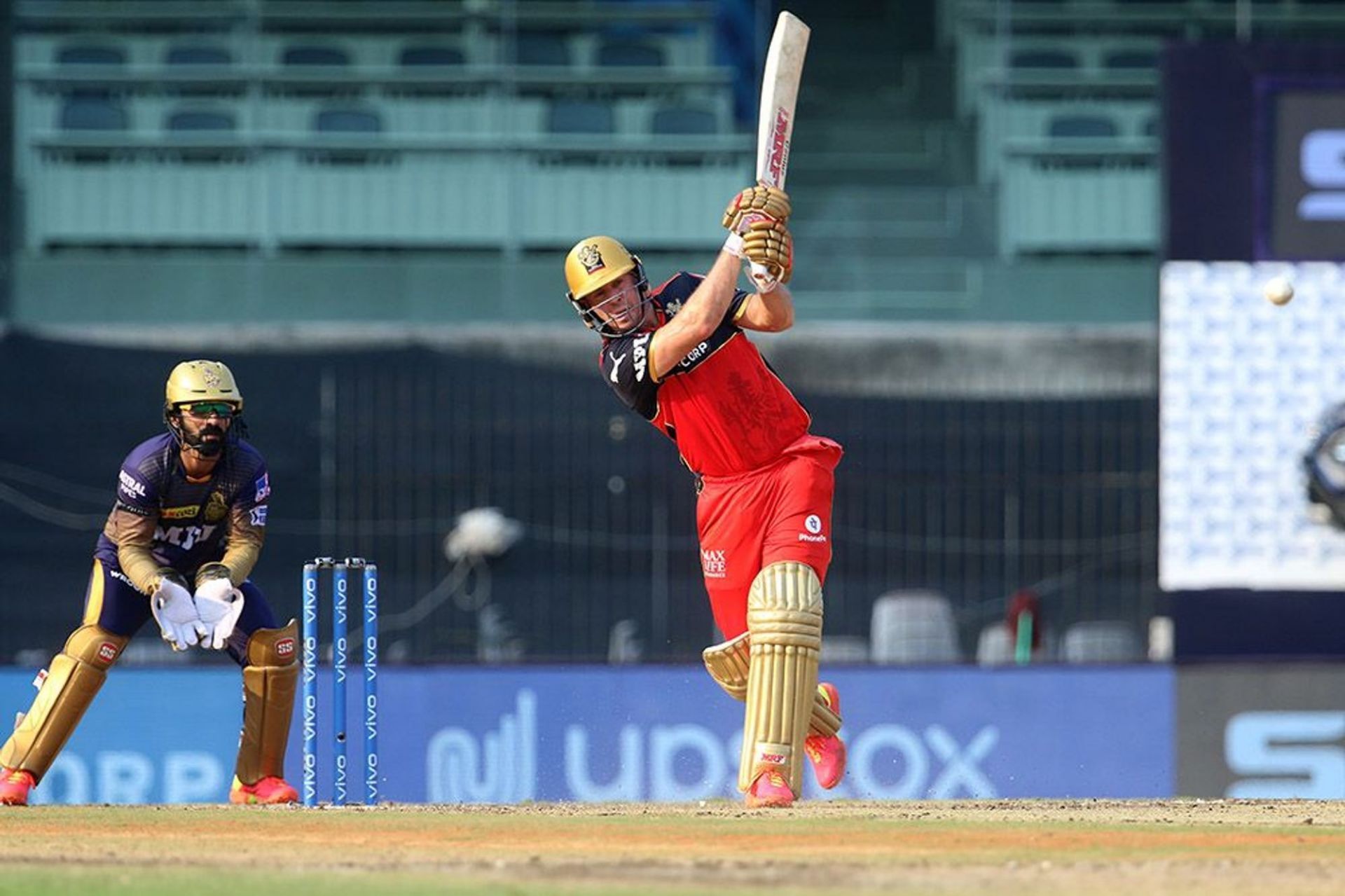 Dinesh Karthik (keeping the wickets) made his debut before AB de Villiers (Image Courtesy: IPLT20.com)