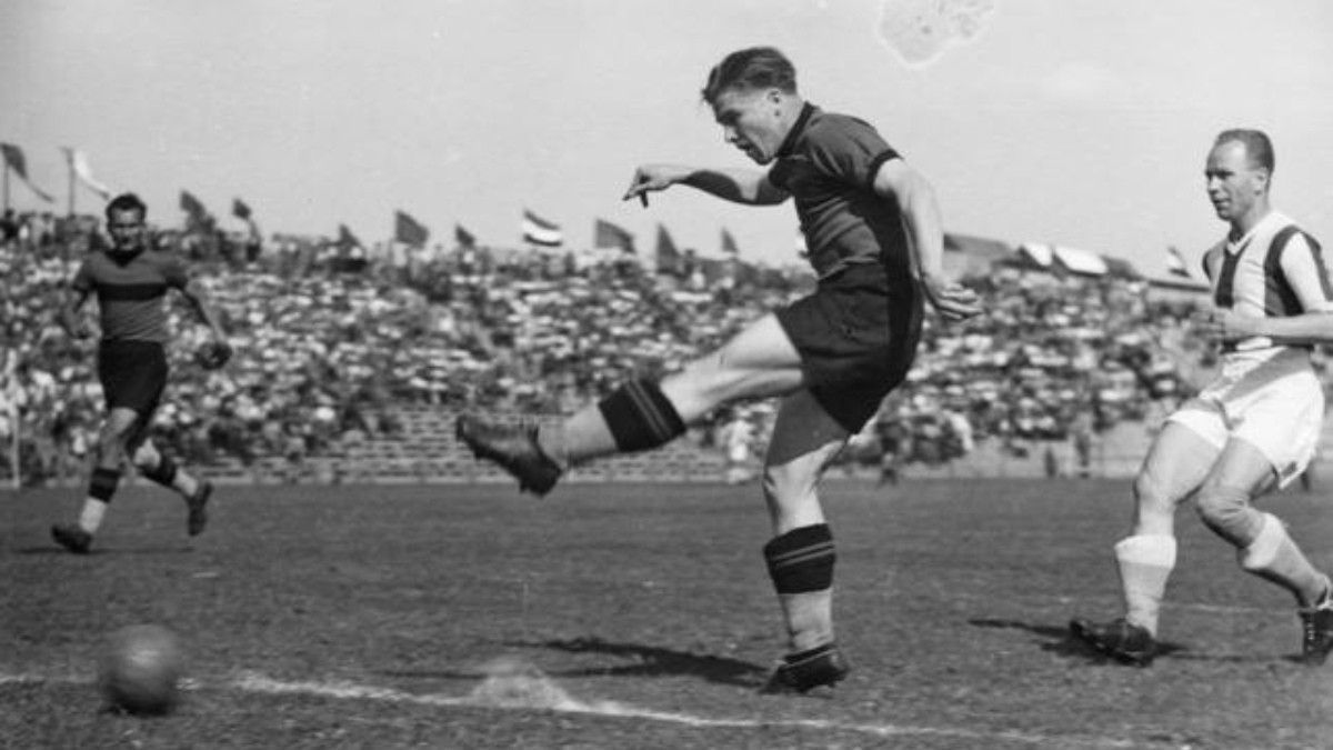 Ferenc Puskas in action (pic cred: Twitter)
