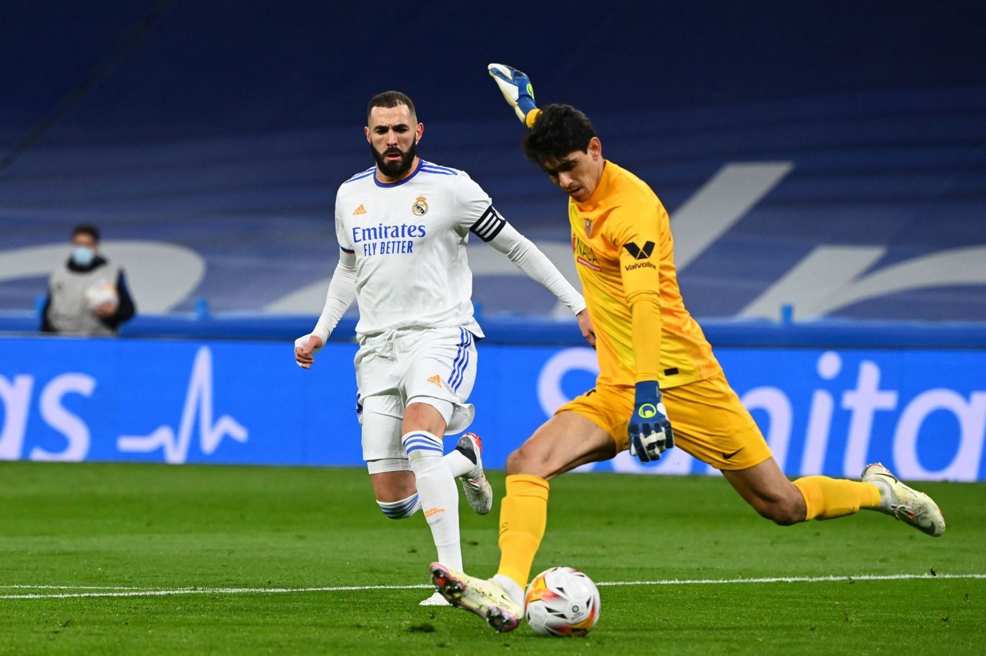 Bono made a mistake that led to Real Madrid&#039;s goal.