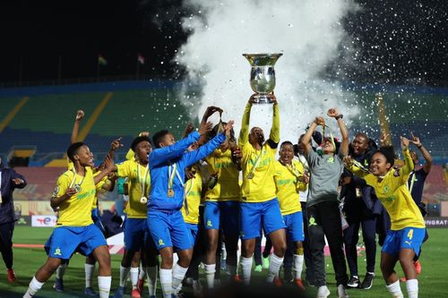 Mamelodi Sundowns celebrating their CAFWCL trophy. PC: CAF Women Mamelodi Sundowns Vs Malabo Kings in a nailbiting semi-final