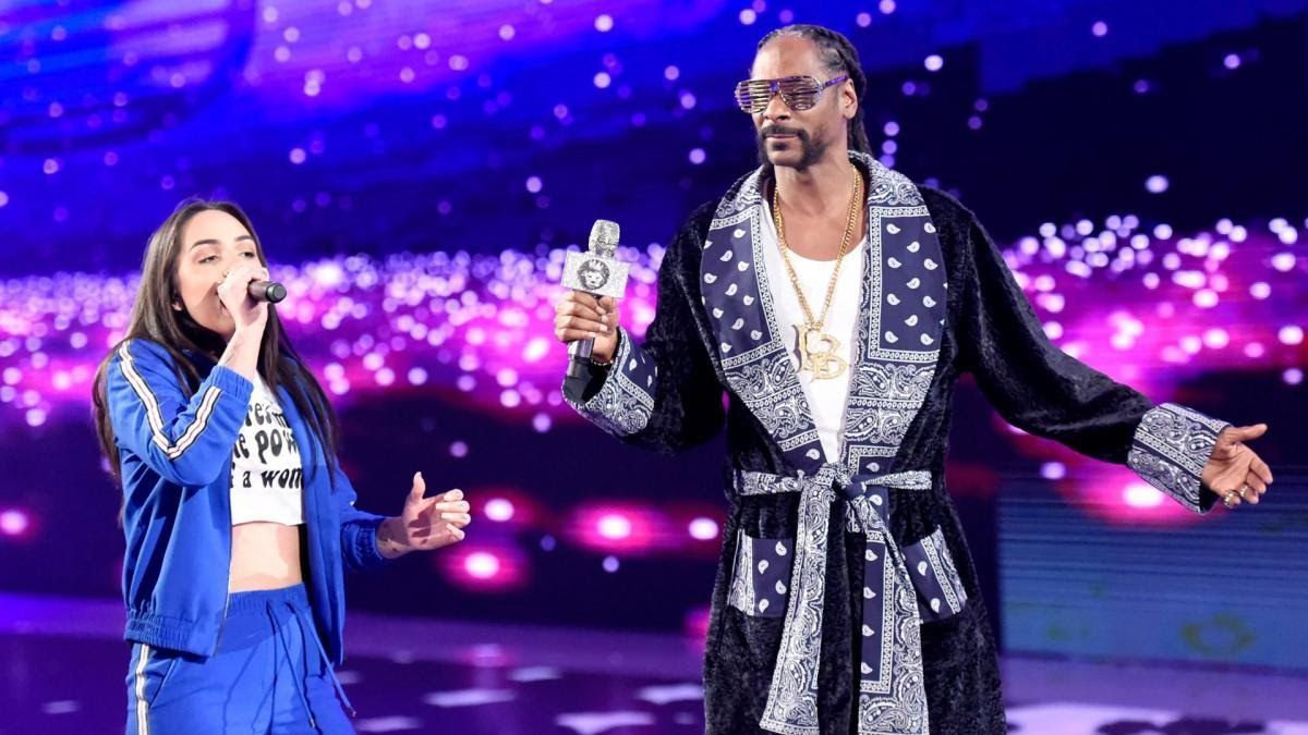 Snoop Dogg and Raven Felix performing Sasha Banks entrance music