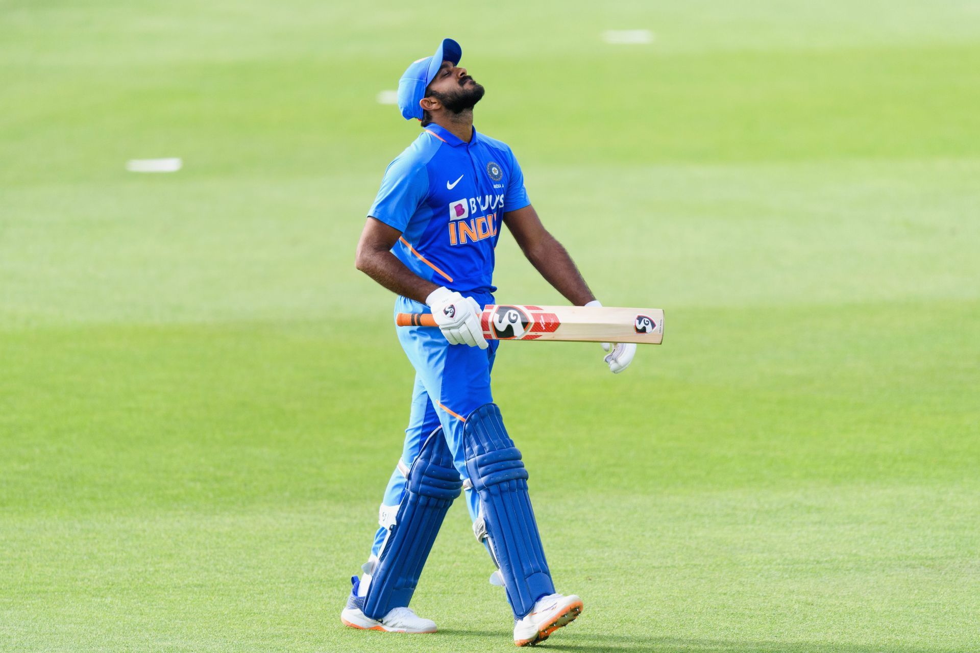 Vijay Shankar walking back to the pavilion - New Zealand A v India A