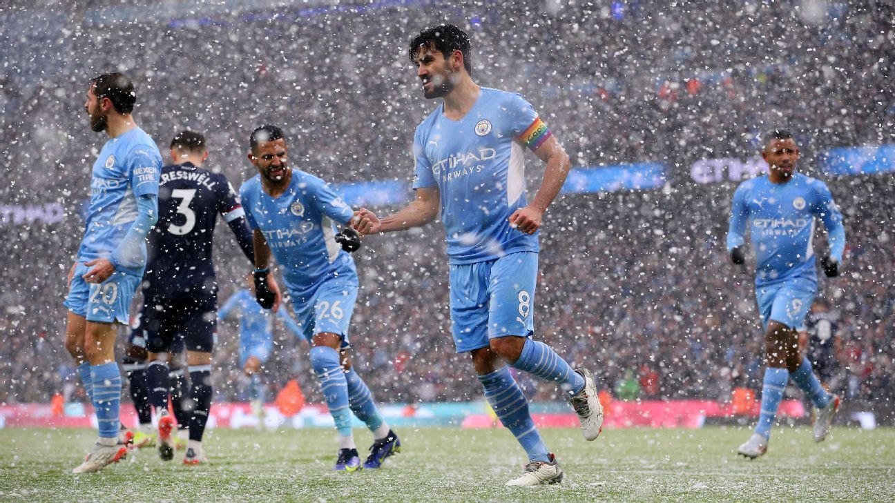 Gundogan (centre) could be an excellent FPL midfield option during the Christmas period.