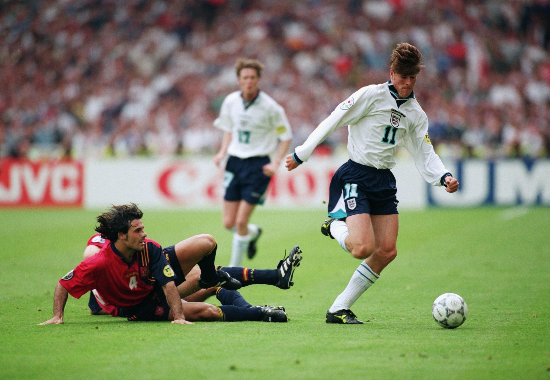 Darren Anderton of England and Rafael Alkorta of Spain