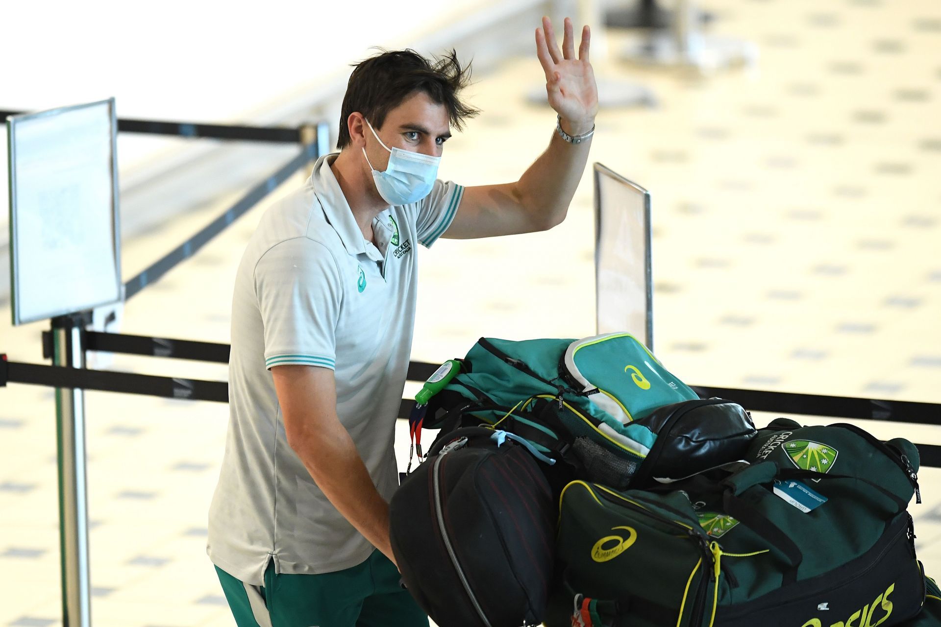 Australia &amp; England Cricket Players Arrive In Brisbane