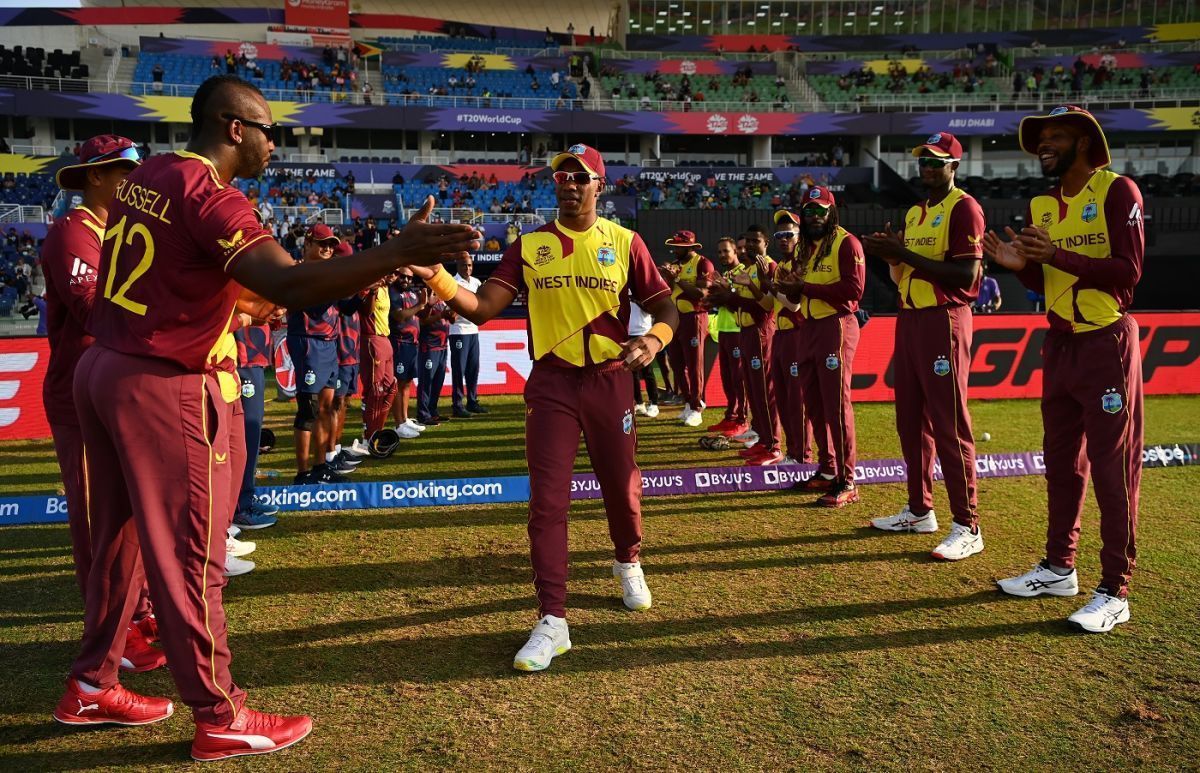 Dwayne Bravo was given a guard of honour by his teammates (Credit: Getty Images).