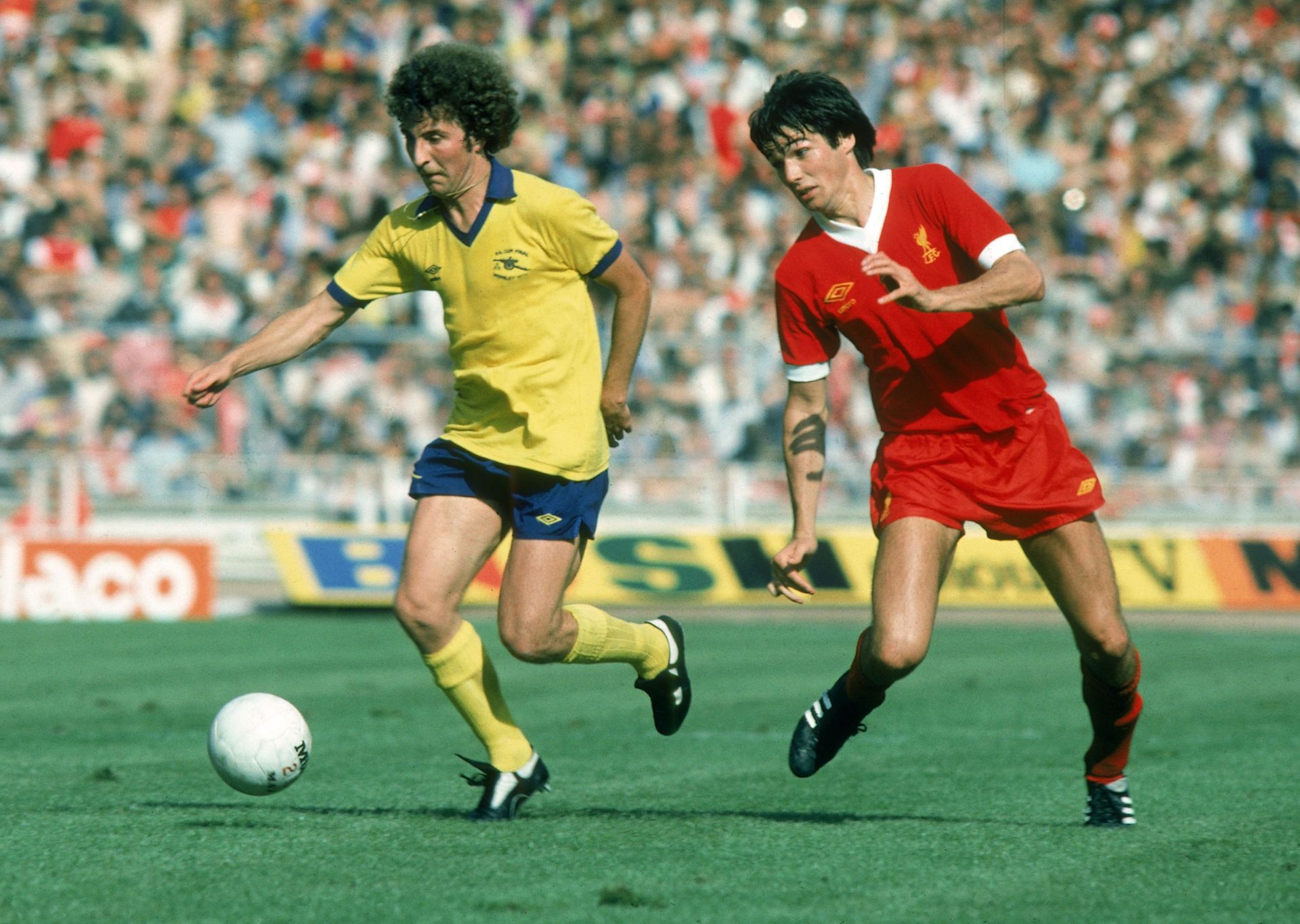 Alan Sunderland of Arsenal and Alan Hansen of Liverpool (R)