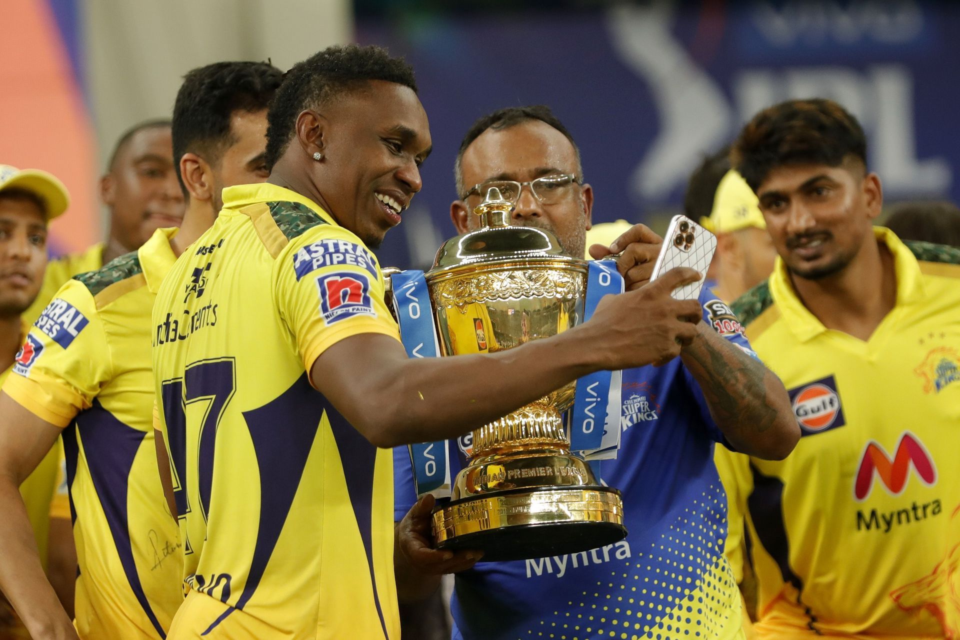 Dwayne Bravo taking a selfie with IPL Trophy 2021 (Image Source: BCCI/IPLT20.COM)
