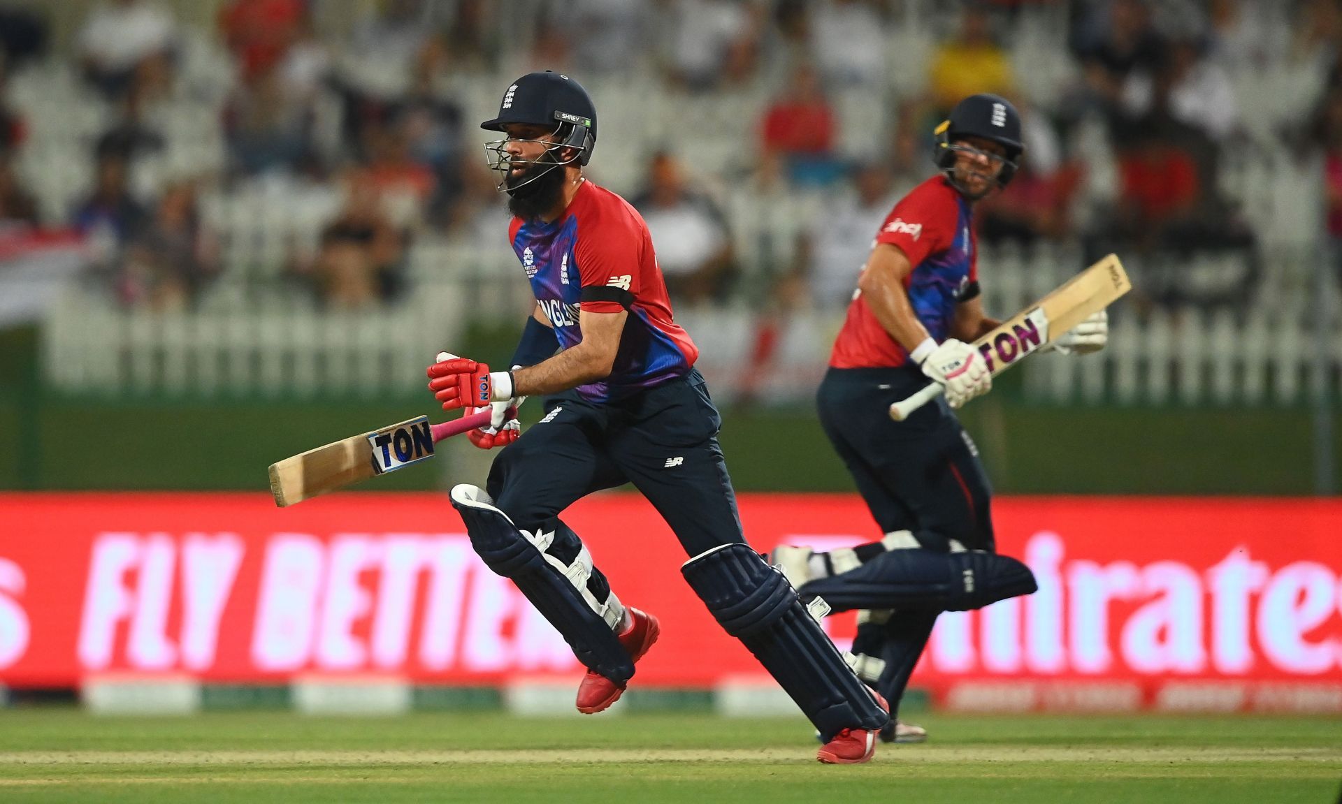 Moeen Ali (L) and Dawid Malan consolidated the England innings in the middle overs