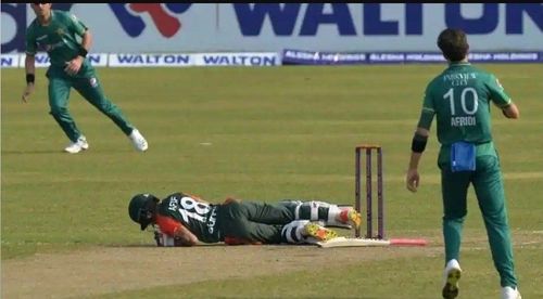 Shaheen Shah Afridi floors Afif Hossain. [Image- Twitter]