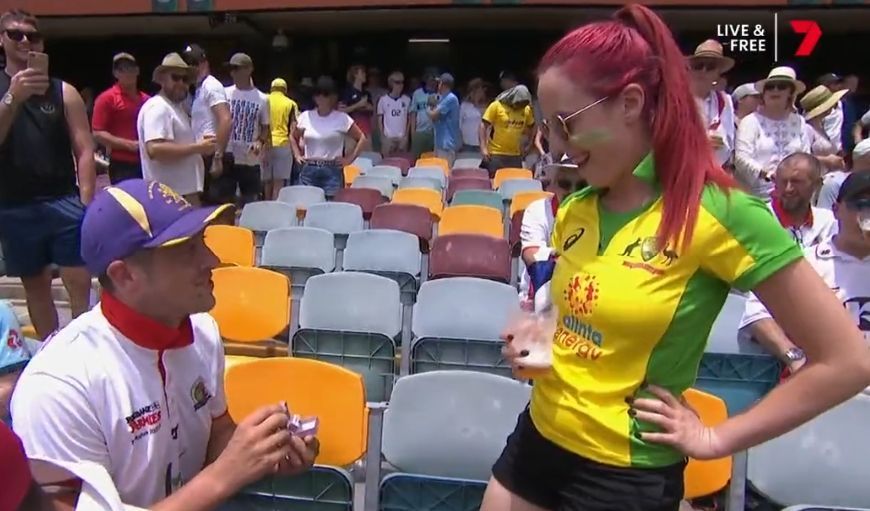 An Australian guy proposed to his girlfriend on Day 3 of the first Test