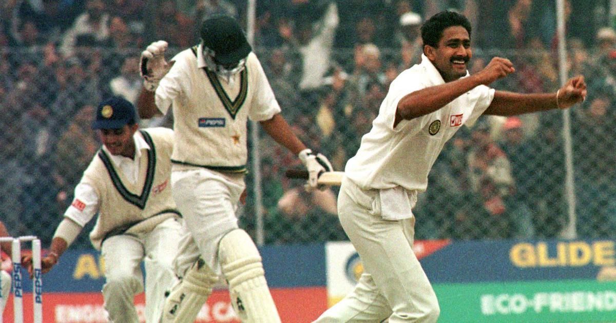 Anil Kumble exults after dismissing &lt;a href=&#039;https://www.sportskeeda.com/player/wasim-akram-1&#039; target=&#039;_blank&#039; rel=&#039;noopener noreferrer&#039;&gt;Wasim Akram&lt;/a&gt; as his 10th victim in the historic Kotla Test