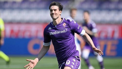 Fiorentina's defence is making it difficult for Vlahovic.