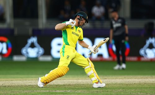 David Warner celebrates his half-century in the 2021 T20 World Cup final.