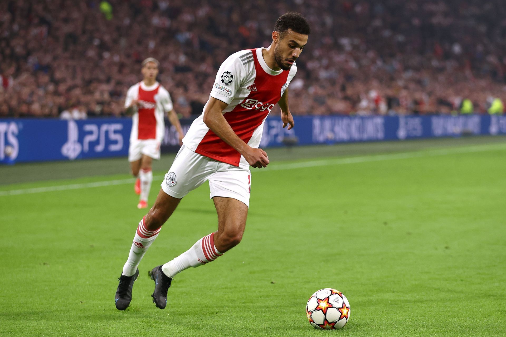 Arsenal have received a boost in their pursuit of Noussair Mazraoui.