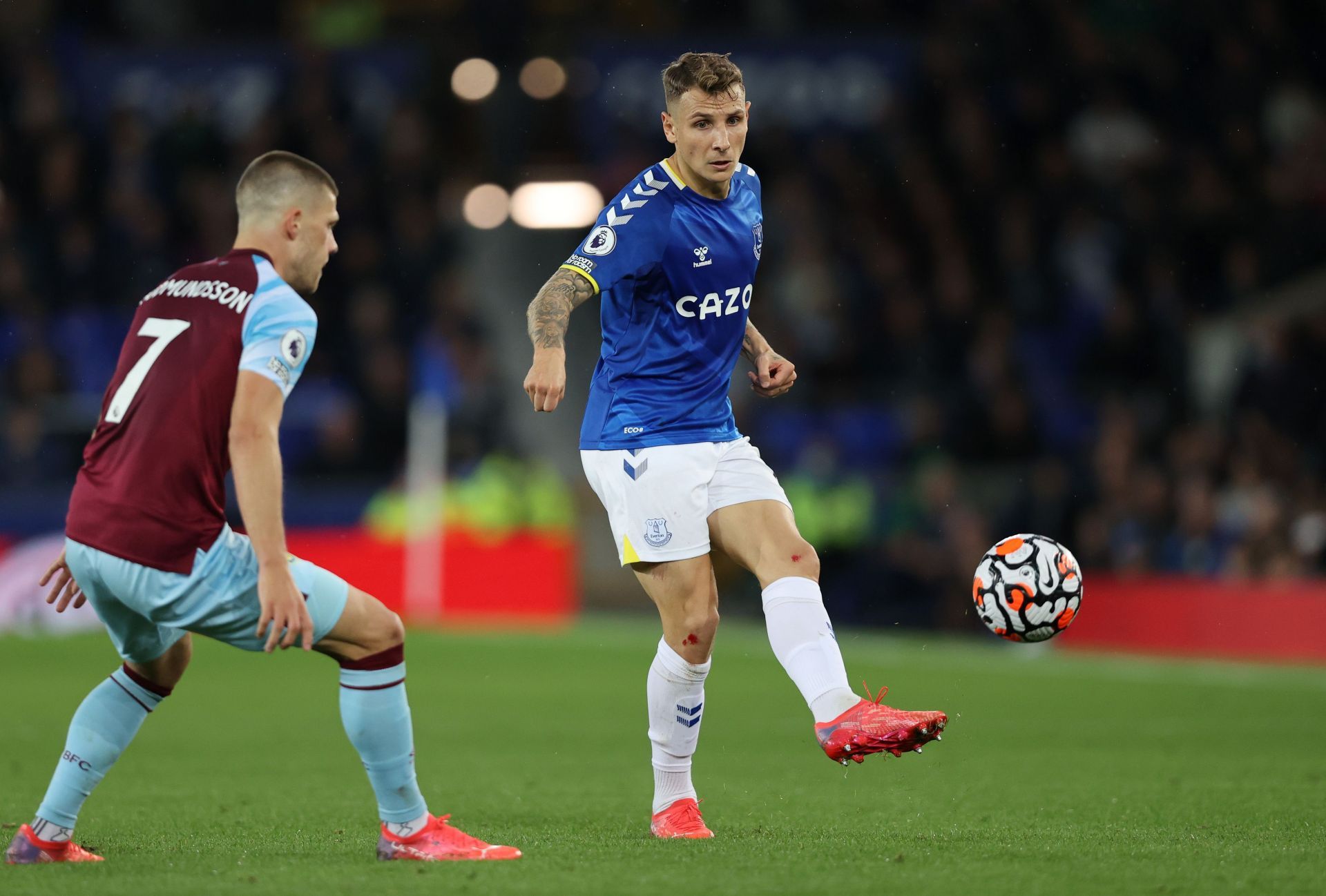 Lucas Digne is willing to join Chelsea next year.