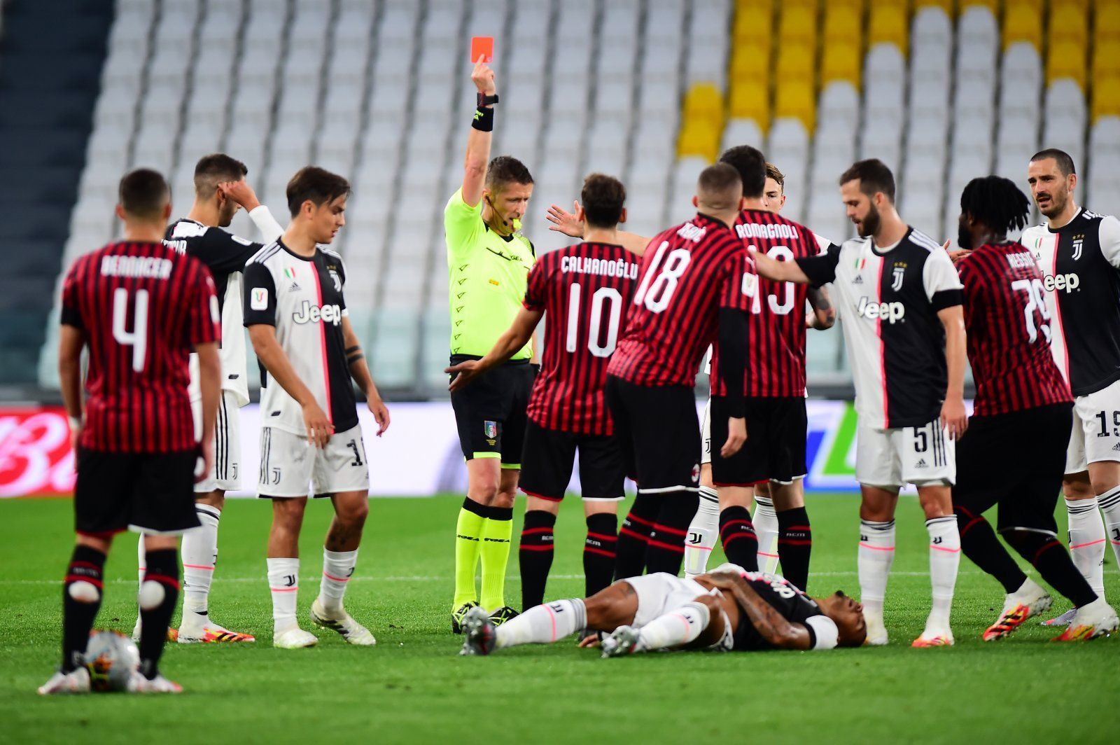 AC Milan player sent off (Image via Forza Italian Football)