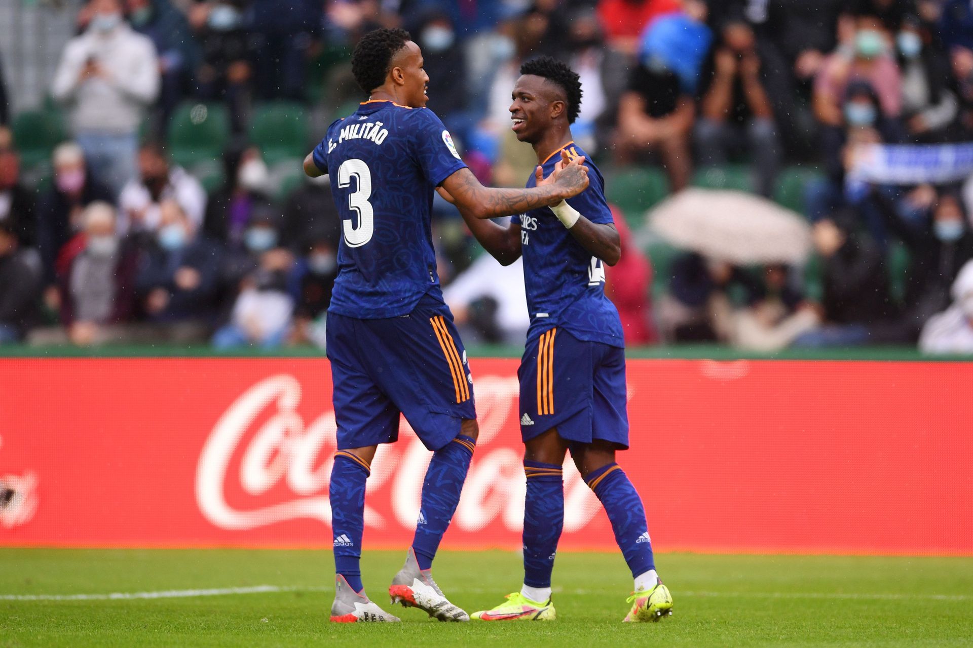 Eder Militao celebrates with Vinicius.