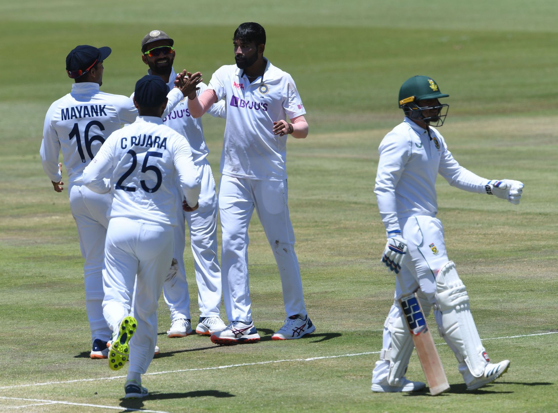 de Kock (R) wafted at a delivery away from his body and was bowled off the inside edge