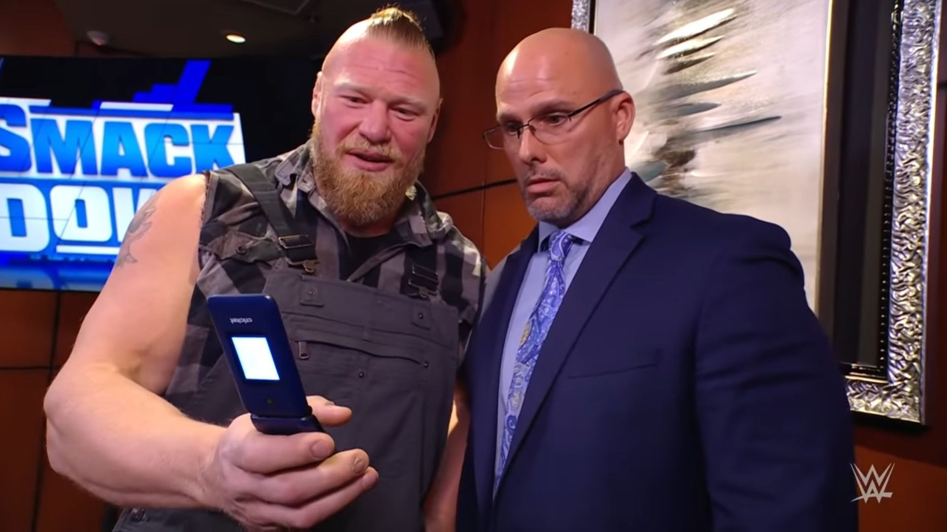 Brock Lesnar has a flip phone in 2021.