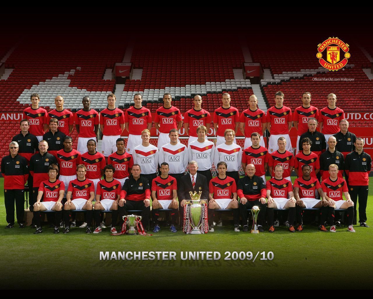 The Manchester United squad of 2009-10 (Image via Manchester United)