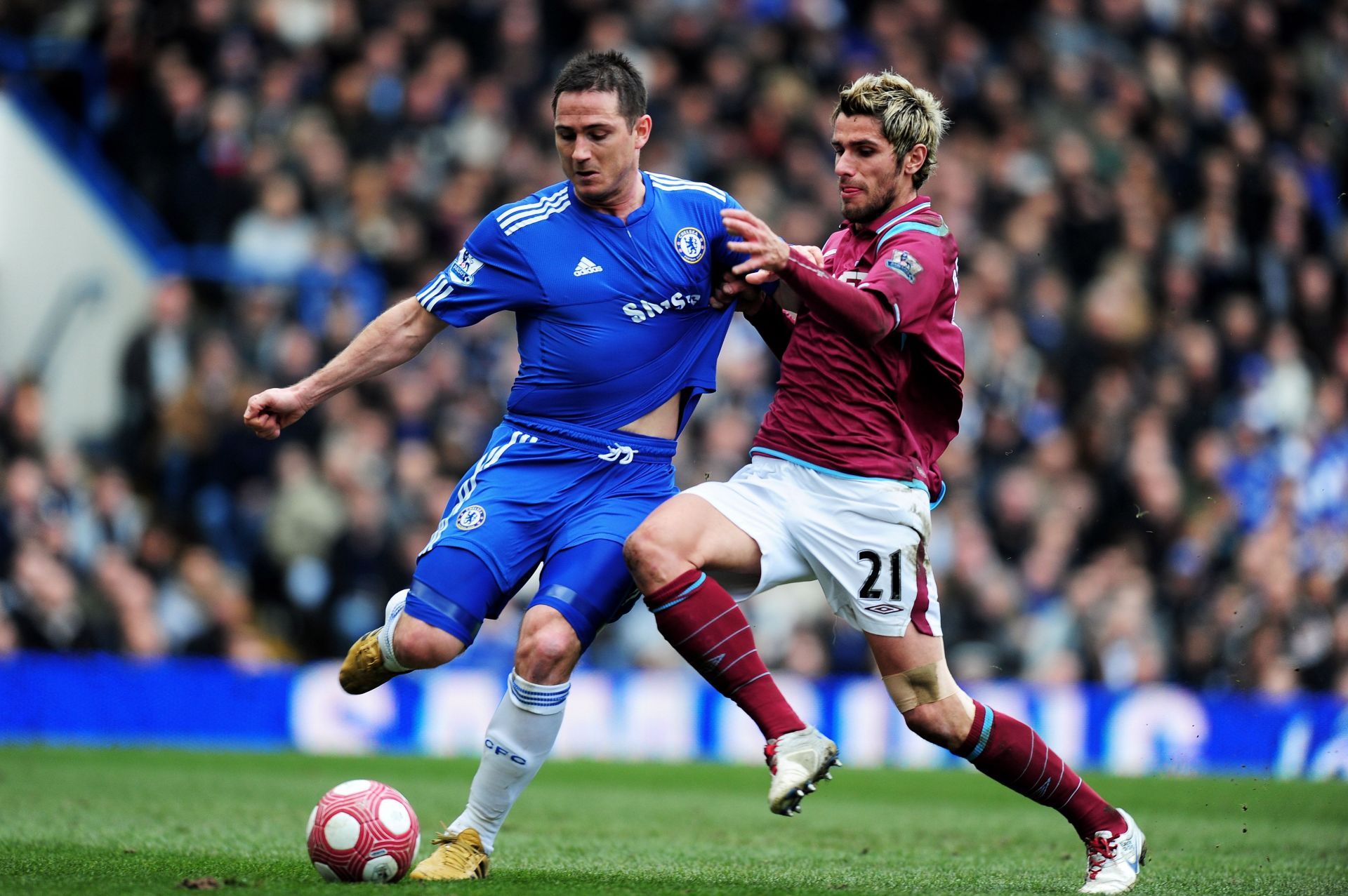 Frank Lampard of Chelsea vies with West Ham United&#039;s Valon Behrami.